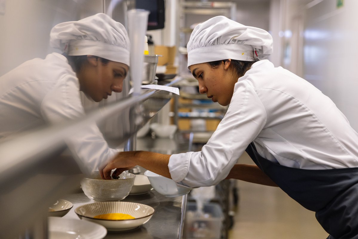 bculinary's tweet image. THIS IS #LEARNINGBYDOING 
🔥 La visión multidisciplinar y la metodología #Learningbydoing, definen la forma de hacer de BCC y el Grado en Gastronomía. Todo lo que se aprende en estos talleres de cocina, sala y panadería, entre otros, se pone en práctica en el restaurante.