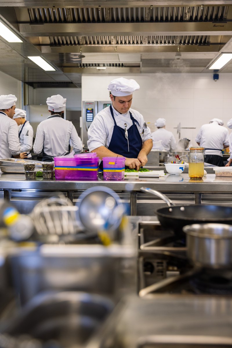 bculinary's tweet image. THIS IS #LEARNINGBYDOING 
🔥 La visión multidisciplinar y la metodología #Learningbydoing, definen la forma de hacer de BCC y el Grado en Gastronomía. Todo lo que se aprende en estos talleres de cocina, sala y panadería, entre otros, se pone en práctica en el restaurante.