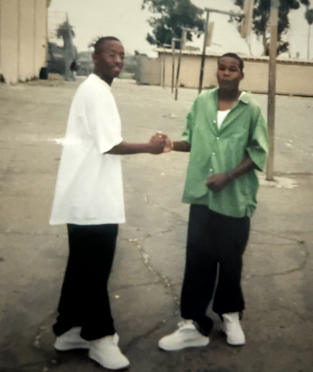 tahoe7teen's tweet image. The mid cut Air Force 1’s were the preferred cut, I also wore the lows in high school. White and red lows for my senior pictures. I graduated high school in 2002, these pics are from 10th-12th grade. I never lied on my resume.