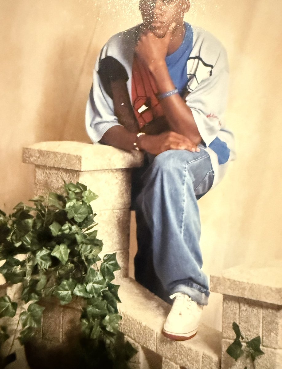 tahoe7teen's tweet image. The mid cut Air Force 1’s were the preferred cut, I also wore the lows in high school. White and red lows for my senior pictures. I graduated high school in 2002, these pics are from 10th-12th grade. I never lied on my resume.