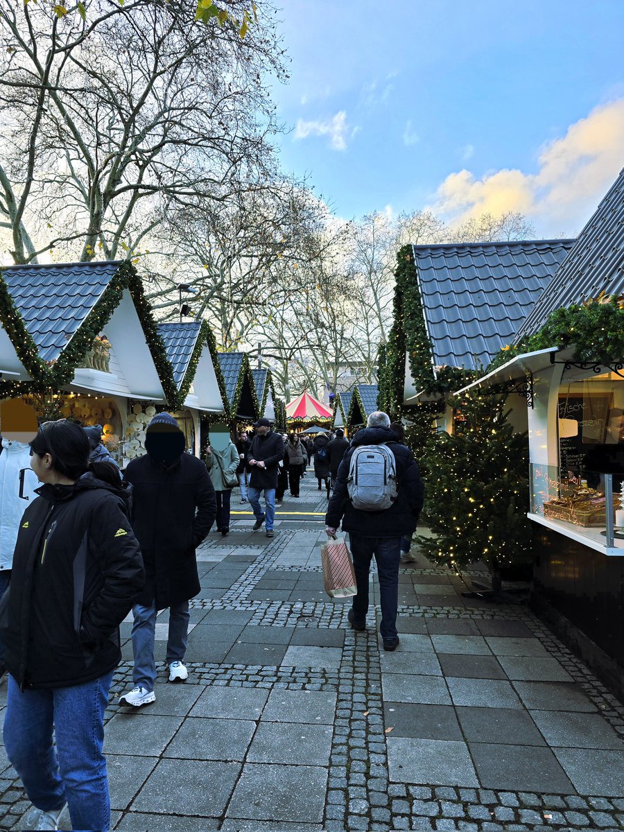Finding peace in walking over a Christmas Market while eating Langos

Americhuds will never get this