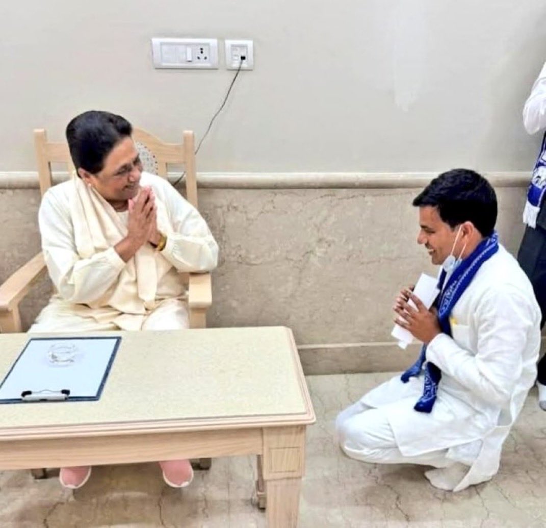 nitinmeshram_'s tweet photo. बहन मायावती जी पूरे बहुजन समाज की नेता है। वह सर्व समाज की भी नेता है। वह बहुजन समाज में यादव समाज की भी चहेती नेता है। बहन जी का आंदोलन यादव समाज के लिए भी है। बहन जी सामाजिक परिवर्तन की महानायिका है। उनका सभी सम्मान करते है। यहाँ तक की डिंपल यादव जी बहन जी का सम्मान करती है और आशीर्वाद लेती है। तेजस्वी जी भी सम्मान करते है। इसमें कोई भेदभाव नहीं है। एक दूसरे के प्रति आदर सम्मान है। ऐसे ही बहुजन समाज बढ़ता रहे और जाती विनाश की तरफ़ अग्रसर रहे।