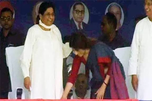 nitinmeshram_'s tweet photo. बहन मायावती जी पूरे बहुजन समाज की नेता है। वह सर्व समाज की भी नेता है। वह बहुजन समाज में यादव समाज की भी चहेती नेता है। बहन जी का आंदोलन यादव समाज के लिए भी है। बहन जी सामाजिक परिवर्तन की महानायिका है। उनका सभी सम्मान करते है। यहाँ तक की डिंपल यादव जी बहन जी का सम्मान करती है और आशीर्वाद लेती है। तेजस्वी जी भी सम्मान करते है। इसमें कोई भेदभाव नहीं है। एक दूसरे के प्रति आदर सम्मान है। ऐसे ही बहुजन समाज बढ़ता रहे और जाती विनाश की तरफ़ अग्रसर रहे।