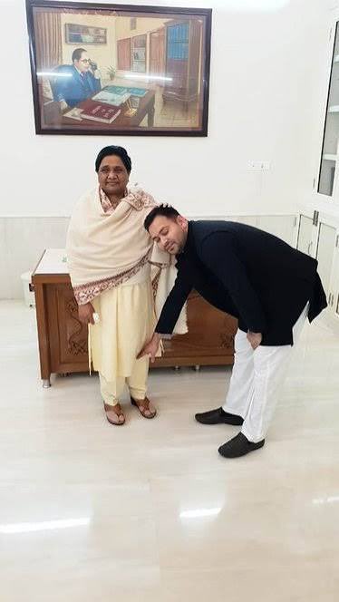 nitinmeshram_'s tweet photo. बहन मायावती जी पूरे बहुजन समाज की नेता है। वह सर्व समाज की भी नेता है। वह बहुजन समाज में यादव समाज की भी चहेती नेता है। बहन जी का आंदोलन यादव समाज के लिए भी है। बहन जी सामाजिक परिवर्तन की महानायिका है। उनका सभी सम्मान करते है। यहाँ तक की डिंपल यादव जी बहन जी का सम्मान करती है और आशीर्वाद लेती है। तेजस्वी जी भी सम्मान करते है। इसमें कोई भेदभाव नहीं है। एक दूसरे के प्रति आदर सम्मान है। ऐसे ही बहुजन समाज बढ़ता रहे और जाती विनाश की तरफ़ अग्रसर रहे।