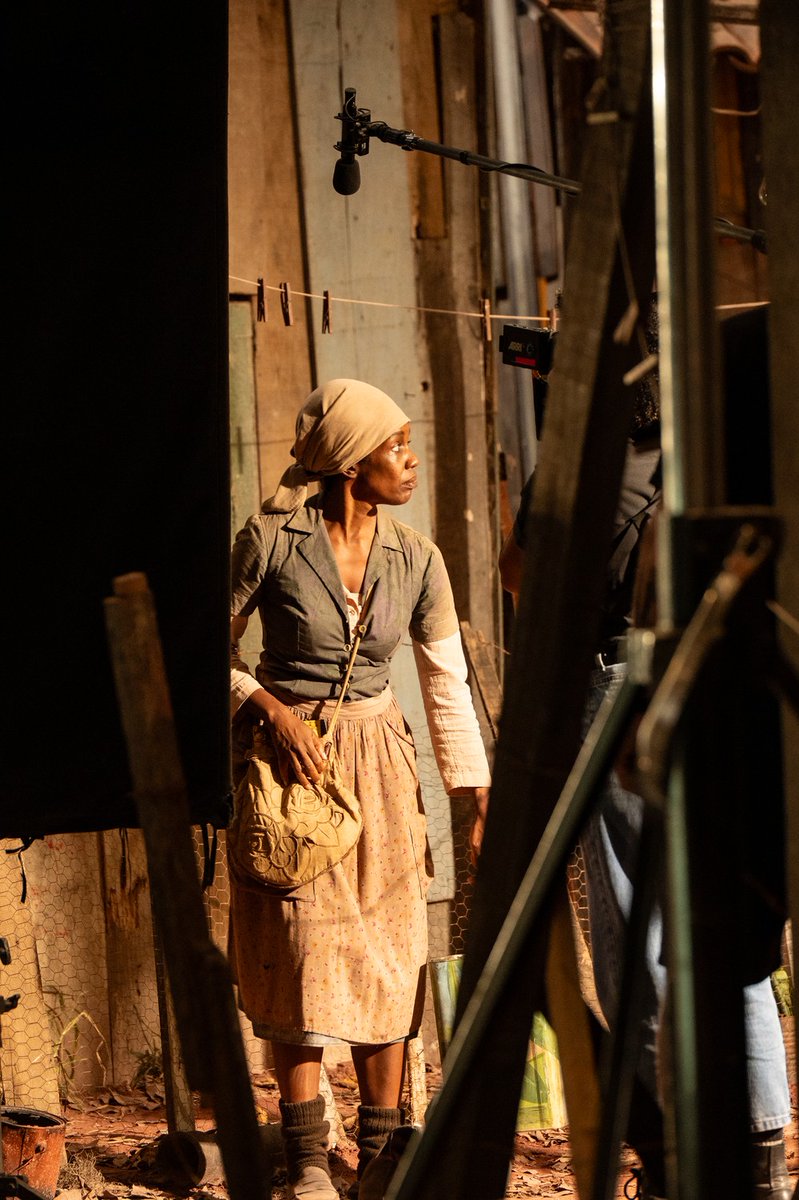 🎬  Foram divulgadas as primeiras imagens da adaptação de "Quarto de Despejo", de Carolina Maria de Jesus.

As gravações iniciaram este mês no Rio de Janeiro e, o filme, protagonizado pela atriz Maria Gal, tem direção de Jeferson De