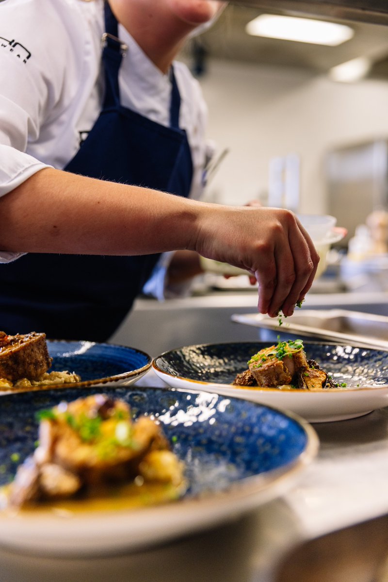 bculinary's tweet image. THIS IS #LEARNINGBYDOING 
🔥 La visión multidisciplinar y la metodología #Learningbydoing, definen la forma de hacer de BCC y el Grado en Gastronomía. Todo lo que se aprende en estos talleres de cocina, sala y panadería, entre otros, se pone en práctica en el restaurante.