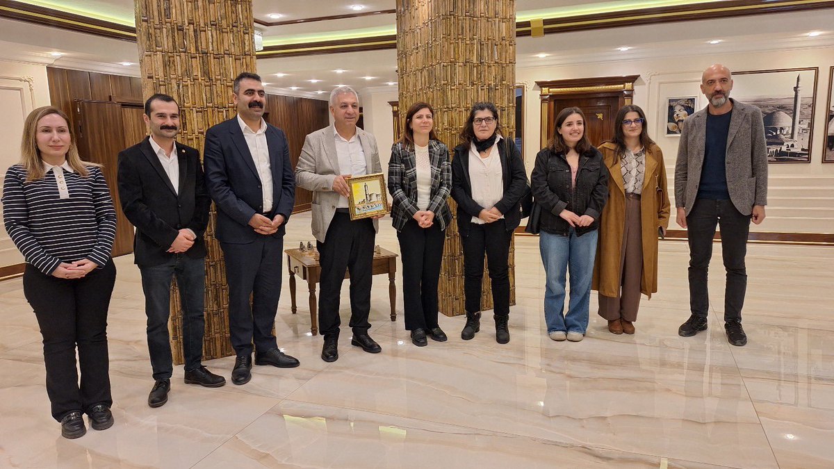 Genel Başkanımız Seyit Aslan, Amed programı kapsamında Diyarbakır Büyükşehir Belediyesi Eş Başkanları Sera Bucak ve Doğan Hatun ile bir araya geldi.

Saray rejimine karşı “Ekmek, Barış ve Özgürlük için Birleşmeye ve Mücadeleye Çağrı” bildirgemizi ve Kürt meselesinde devam eden