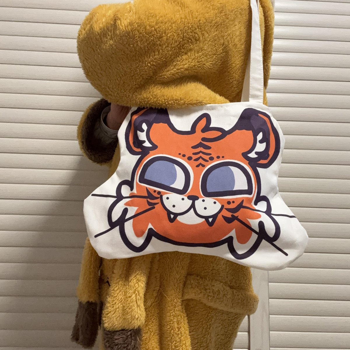 GiftsTigerkin's tweet image. Our new item--Custom Shaped Tote Bag is coming!! 

We can make any shape according your designs, its material is soft canvas fabric. 

There is a small inside wallet to pack cell phone or other things. Of course, you can choose not to have it.

#totebag #custombag #tigerkin