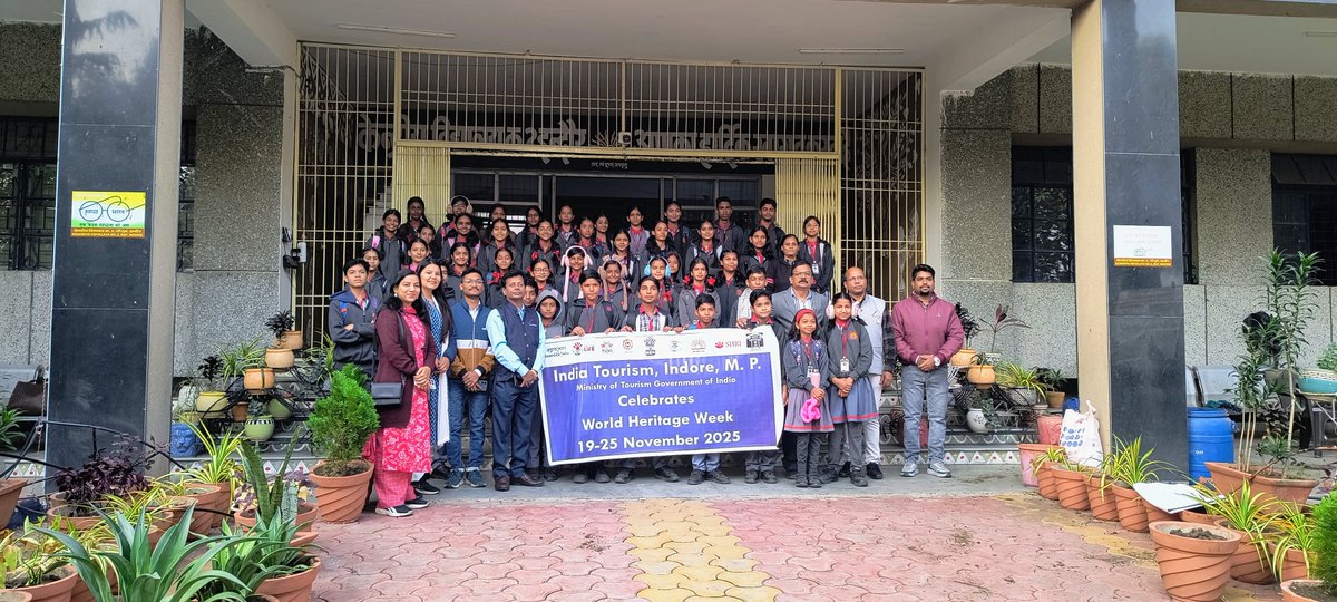 PMSHRIkv2indore's tweet image. India Tourism Indore, under the Ministry of Tourism, celebrated World Heritage Week with great enthusiasm. As part of the celebration, students of PM Shri Kendriya Vidyalaya No. 2, BSF Indore visited the historic heritage site Mandu, including the famous Jahaz Mahal.