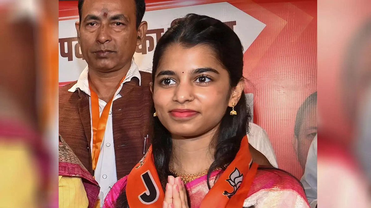 सुनने में आ रहा है 
पार्टी की मीटिंग चल रही थी
चुनाव जीतते ही मैथिली ठाकुर एक्शन में आ गई और उन्होंने पार्टी हाई कमान से कहा कि सबसे पहले मैं अपना वादा निभाना चाहती हूँ और तुरंत अलीनगर को सीतानगर घोषित करने जा रहीं हूँ।

तभी पार्टी हाई कमान ने बोला -"अभी नहीं बिटिया , अलीनगर नगर