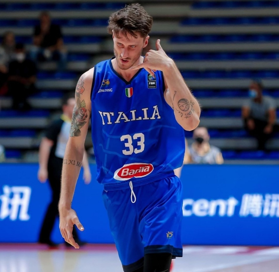 Luca Banchi, the new head coach of Italy, has announced the roster for the upcoming FIBA World Cup 2027 qualification games accompanied by a truly admirable gesture.

Among the selected players is Achille Polonara.

Although he will not be able to join the team on the court, he