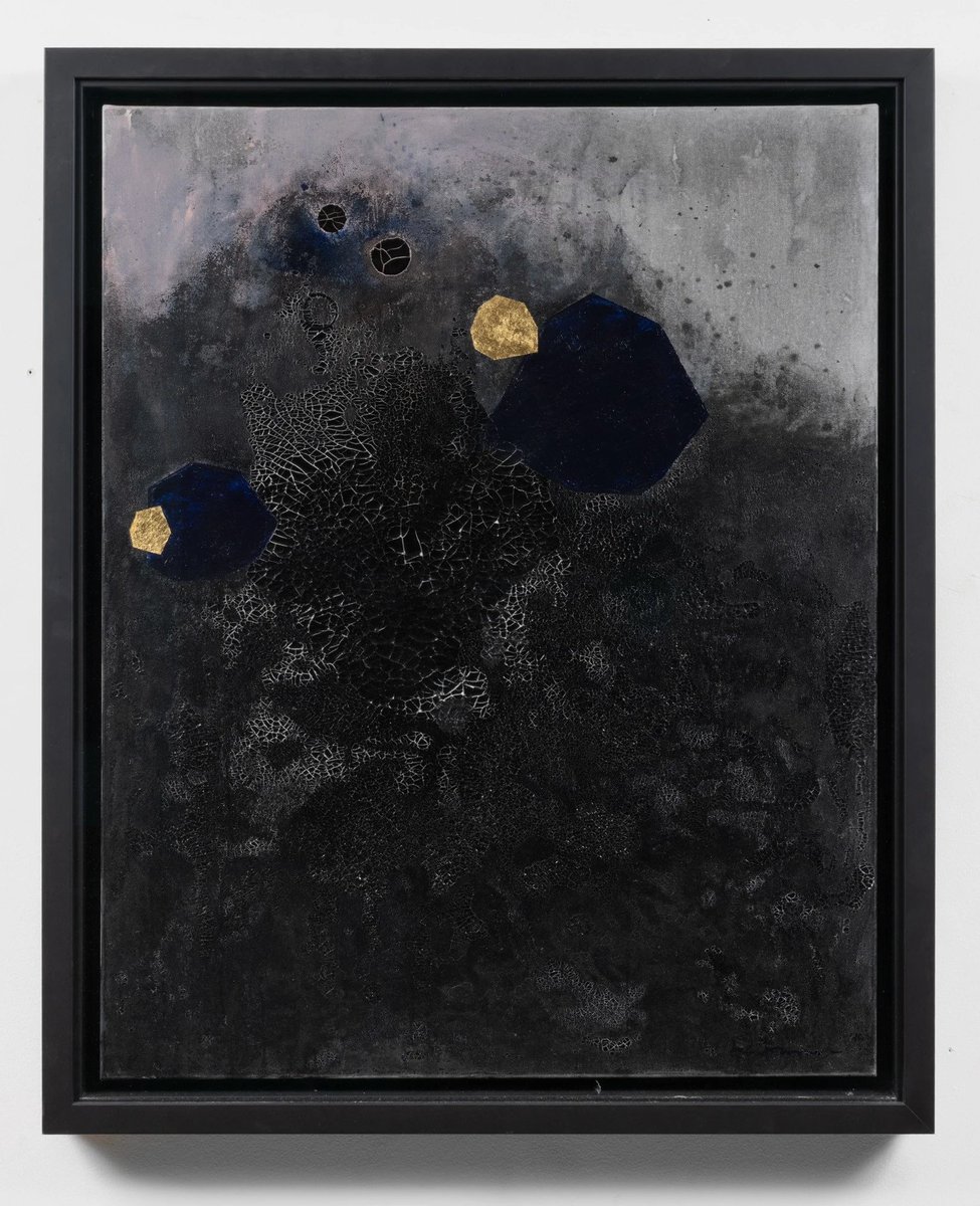 Pickaxe84199830's tweet image. #VisualArt #ink #gold 
Ari Bayuaji, b. 1975 - Mojokerto, Indonesia
Cygnus, 2017
Encre, peinture acrylique, feuille d&apos;or et vernis sur toile