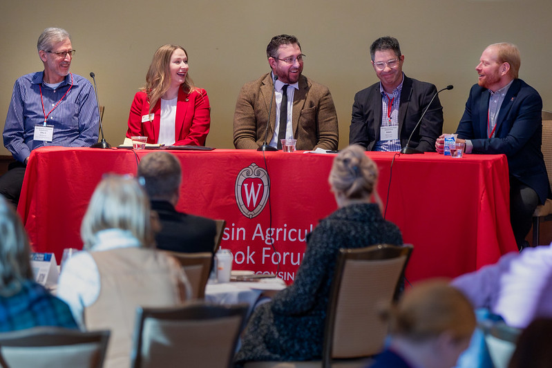 Dive Into Trade Affects At 2026 Ag Outlook Forum midwestfarmreport.com/2025/11/20/div…