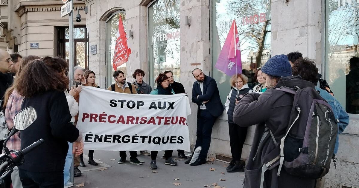 leprogreslyon's tweet image. 🔴 Les associations Locataires Ensemble et Action Justice climat Lyon se sont rassemblés ce mardi 18 novembre, devant les locaux de la Compagnie Foncière lyonnaise pour dénoncer l’inaction de la société immobilière face aux #logements énergivores. #Lyon