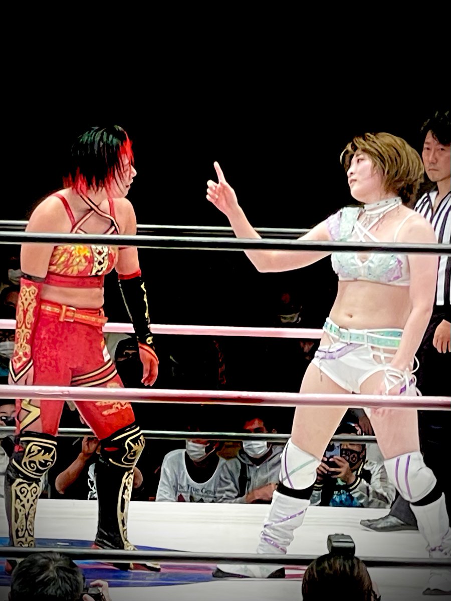 明日🔥🔥🔥
2025.11.22 西鉄ホール
岩田美香10周年記念大会
『蹴撃雷音の爪痕』

対角で向かい合う姿
　何度でも何度でもみたい！！！

"岩田と安納" 再び。。

#SENJO #岩田美香 選手 #蹴撃の雷音
#stardom #安納サオリ 選手