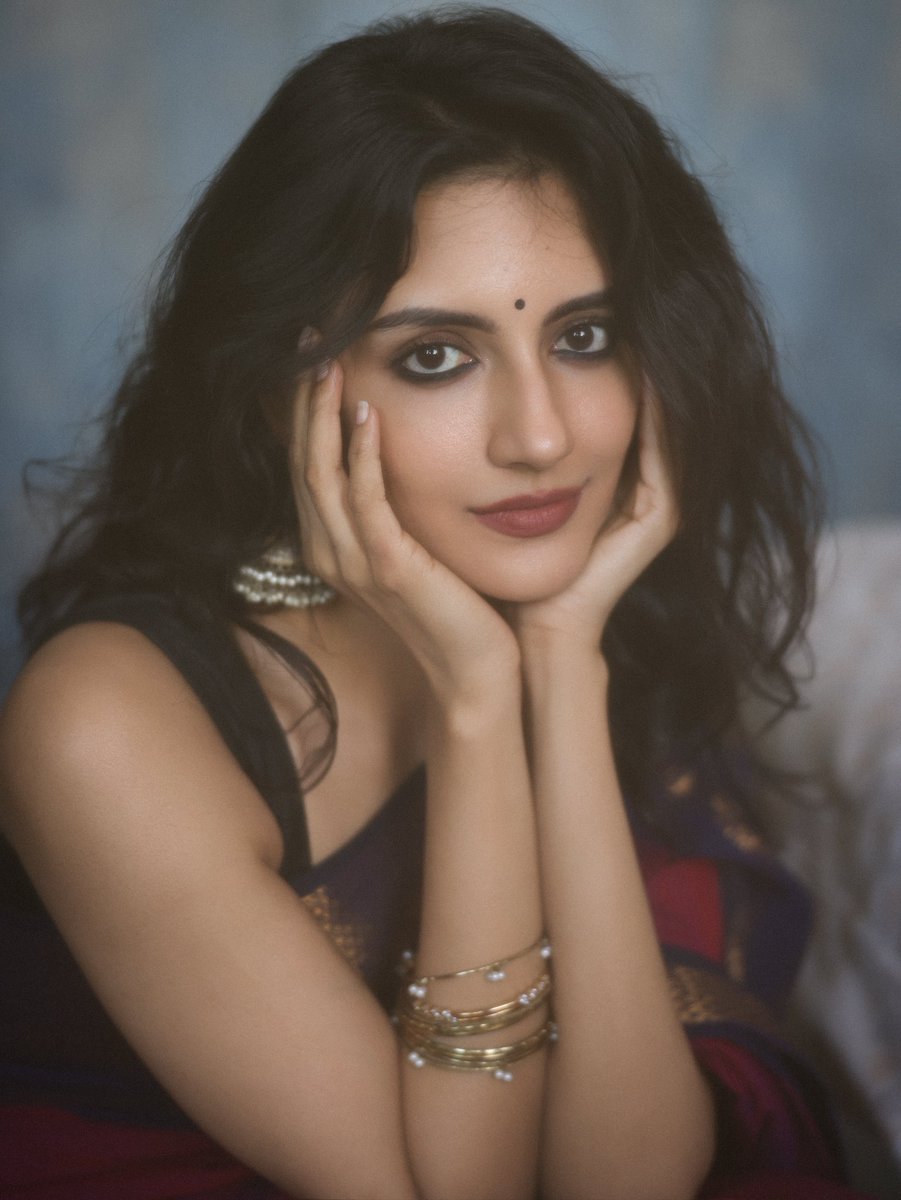 आपका चेहरा कितना सुहाना लगता है
आपके आगे चाँद पुराना लगता है
- कैफ़ भोपाली

<a href="/shiyniknees/">Nivaashiyni Krishnan</a> जी 🙏🌸♥️