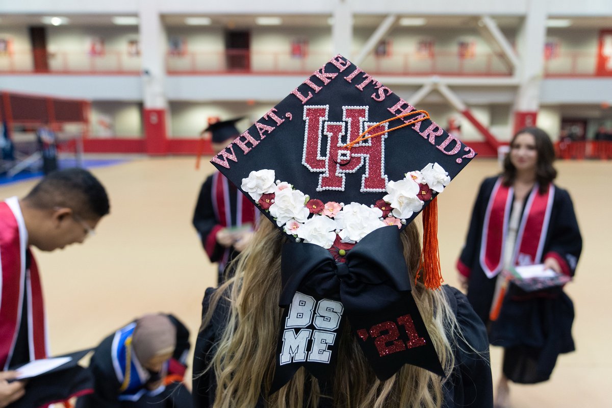 UHEngineering's tweet image. 🎓 It’s YOUR moment to shine! Commencement season is here, and all eyes are on YOU. Don’t just walk across that stage — make a statement.

✨ Decorate your mortarboard and show the world what makes you unique!

Answer all things grad here: egr.uh.edu/current-studen…