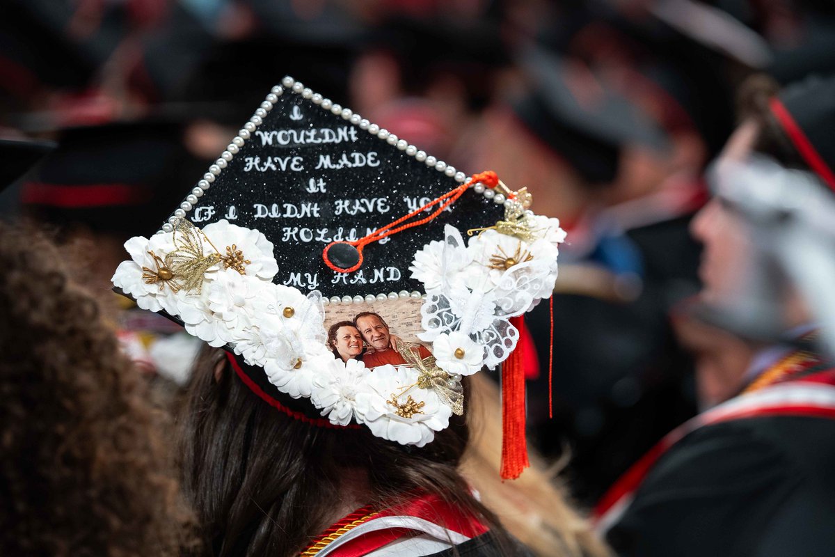 UHEngineering's tweet image. 🎓 It’s YOUR moment to shine! Commencement season is here, and all eyes are on YOU. Don’t just walk across that stage — make a statement.

✨ Decorate your mortarboard and show the world what makes you unique!

Answer all things grad here: egr.uh.edu/current-studen…