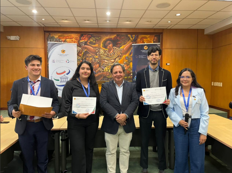 UIDE's tweet photo. 🏆 #OrgulloUIDE | Nuestros estudiantes de la Escuela de Ciencias Políticas y #RelacionesInternacionales destacaron en el Modelo OMC Ecuador 2025 con premios a la excelencia en diplomacia y negociación. 🌍 

Revisa más sobre este logro en la nota 🔗 https://t.co/M9Ms4QIuZT https://t.co/JyxHL6UKpL