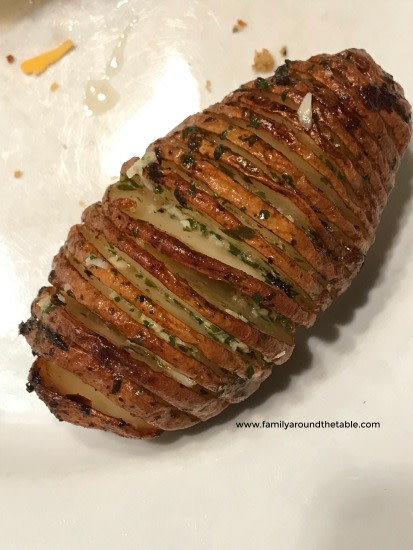 FamTable's tweet image. Looking for a tasty side dish? Check out these herbed hasselback potatoes!  #RecipeIdeas #easyrecipes
familyaroundthetable.com/herbed-hasselb…