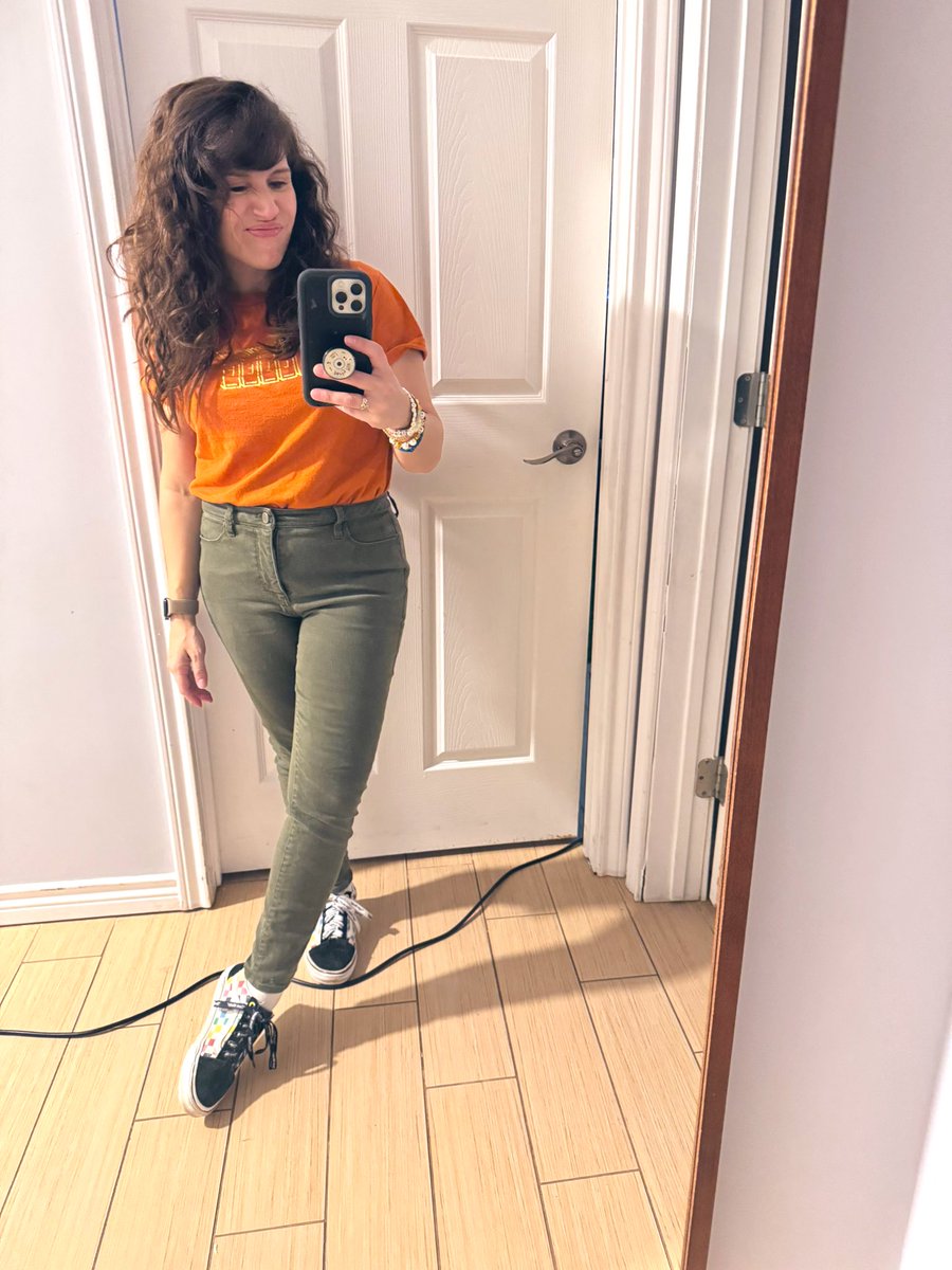 RoxanaCodes's tweet image. Good morning! I got a teeny tiny bit more sleep than I have been the last few days. 😁 Hit the gym because I needed to regain some control of my life and am feeling pretty okay. Fingers crossed baby boy isn’t on the 02 all day.
#fitdevs
(That black cable powers his concentrator.)