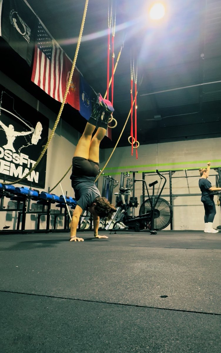 RoxanaCodes's tweet image. Good morning! I got a teeny tiny bit more sleep than I have been the last few days. 😁 Hit the gym because I needed to regain some control of my life and am feeling pretty okay. Fingers crossed baby boy isn’t on the 02 all day.
#fitdevs
(That black cable powers his concentrator.)