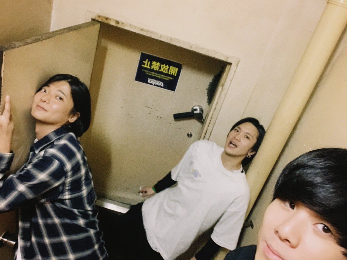 telesquall's tweet photo. [📺thank you‼︎📺]

2025.11.20(Thu)

”scene”～Tokyo Otsuka Deepa 17th Anniversary!!～chapter.4
📍大塚Deepa

.

-- SET LIST --

1. 夜の歌
2. Blue sail
3. 雨傘の光沢
4. LOL
5. 空色

.

次回telesquallライブは
12/18 新宿Zircoにて🍻

🎫 https://t.co/NkAQudITFf https://t.co/yDixHgmgw8