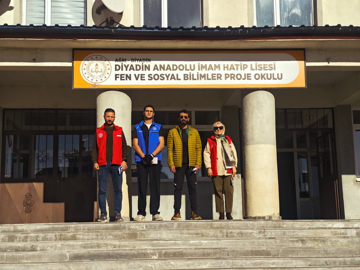 🌟 Merkezin Seninle Güzel Projesi kapsamında bugün Diyadin İmam Hatip Anadolu Lisesi’ndeydik!
Gençlerle bir araya gelerek Gençlik Merkezimizin faaliyetleri ve kurslarımız hakkında bilgilendirme yaptık. 🎨🎶⚽💻 <a href="/frknkrksz/">Furkan Korkusuz</a> <a href="/Diyadin004/">DİYADİN KAYMAKAMLIĞI</a>