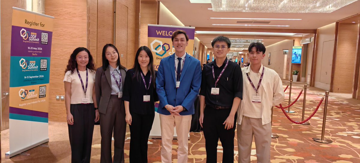 gohchoonfu's tweet photo. A great representative of current & past #skinresearch group members at @DDF_Summit! Spending wonderful evening by @marinabaysands with Hongyi from @GattefosseGroup! #pharmaceutics #drugdelivery #biomaterial #skin https://t.co/5750O9ttNi