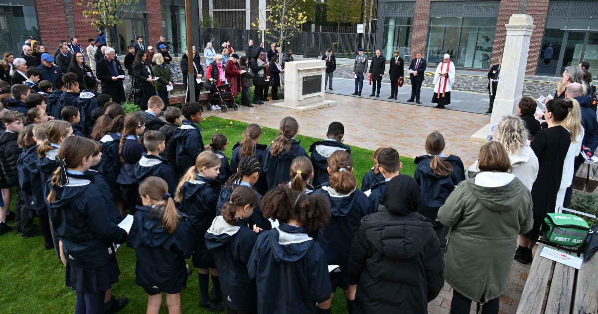 stoll_veterans's tweet photo. We had our first Remembrance Day at King’s Road Park on the 11th of November. Residents and staff gathered outside of our newly opened Valour House and Duchess of Edinburgh House to commemorate the brave souls who risked everything for our freedom.
#rememberanceday #lestweforget https://t.co/aLEwuIIFaZ
