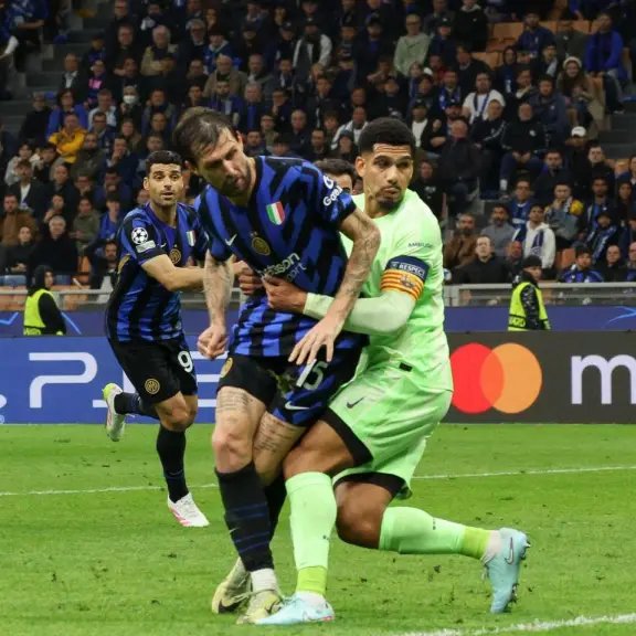 TouchlineX's tweet image. 🚨 𝗡𝗘𝗪: In Lewandowski’s biography, the author describes a tense moment in the UCL semifinal against Inter Milan with Andreas Christensen.

With Barça protecting a late lead and expecting a wave of crosses, Hansi Flick planned to bring on Andreas Christensen to add height…