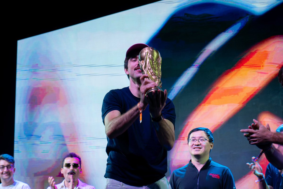 uwwgo's tweet image. Another cool Pic from the competition

It&apos;d been a long time since Iifted any sports trophy!