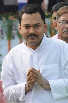 ocjain4's tweet image. बाप 20 साल से बिहार का सीएम 

बेटे में 0.1% भी घमंड नहीं है