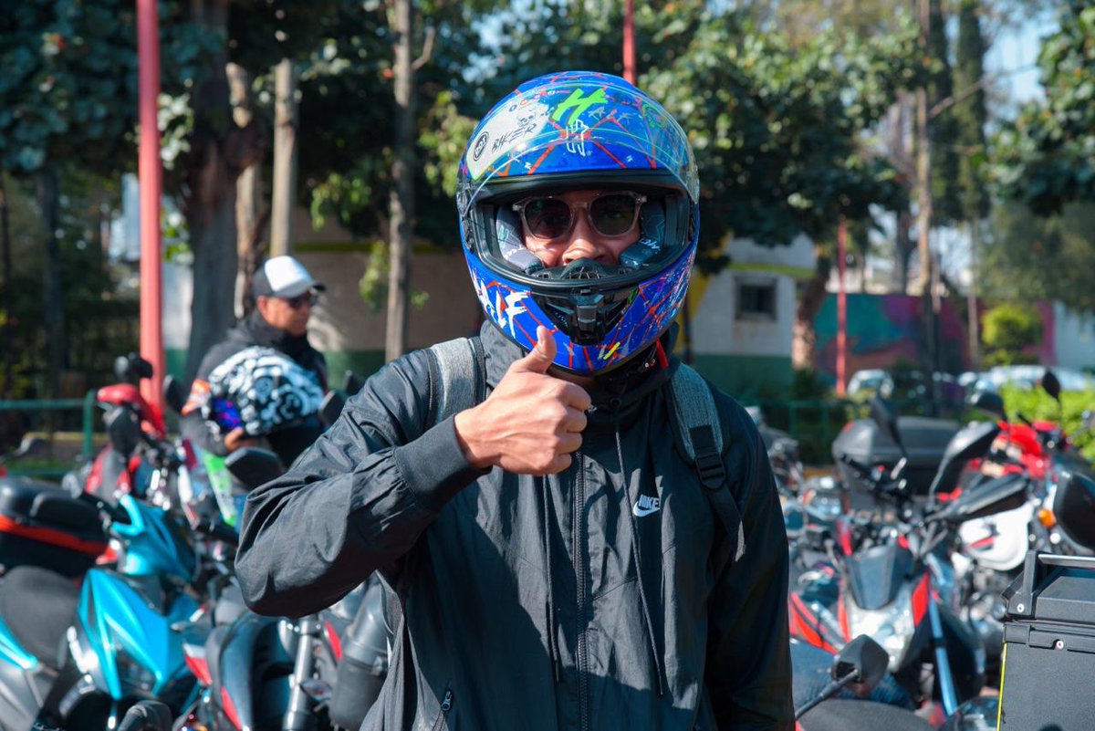 Pasajero7's tweet image. 🚨 🏍️ La @SEMOV_Edomex  entregó 200 #cascos certificados a colectivos de #motociclistas en la Zona Oriente del Edomex, reforzando la seguridad vial y la difusión del nuevo Reglamento de Tránsito.  Con esta acción ya suman 600 cascos distribuidos, en coordinación con Conocer-SEP.