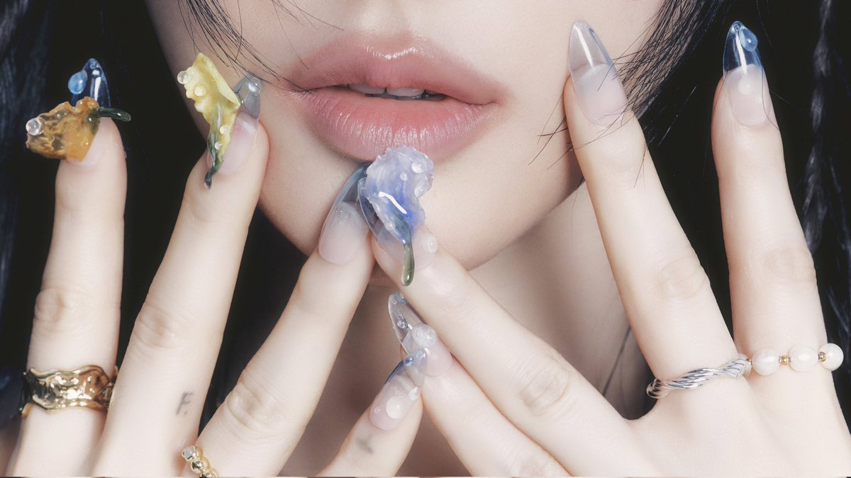 ktysource's tweet image. her makeup her fit... the details???