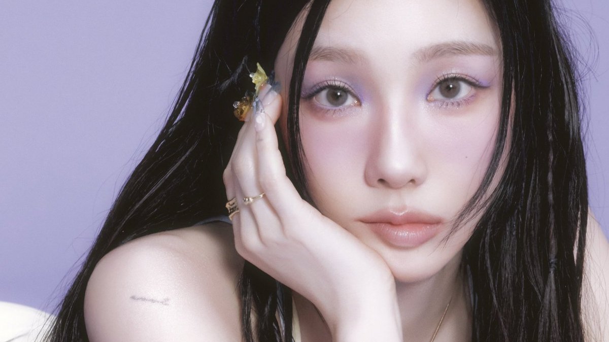 ktysource's tweet image. her makeup her fit... the details???