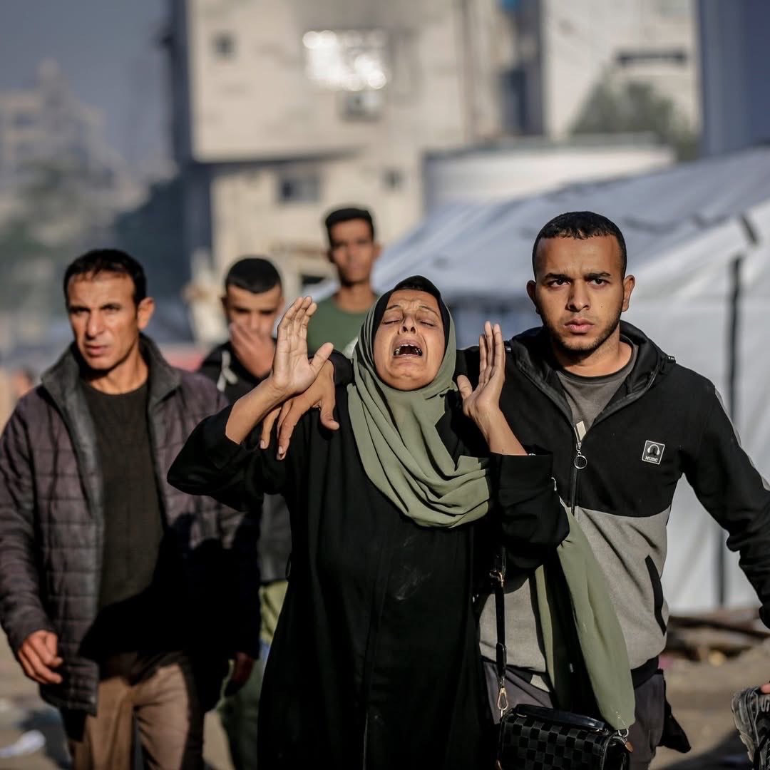 غزة - 20 نوفمبر 2025:
ودعت العائلات بحزنٍ لا يُحتمل عدداً من أحبّتها، بينهم ثلاثة أطفال، بعد استهداف عدة مواقع من بينها مبنى الأوقاف في حي الزيتون شرق غزة.