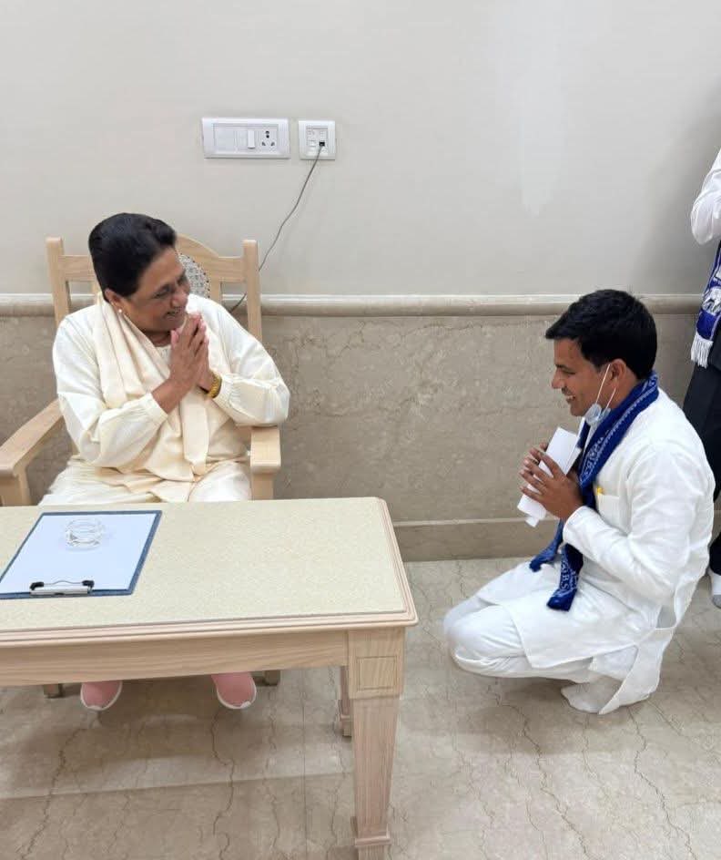 जीवन में मुझे जब भी बहनजी से मिलने का मौक़ा मिला मैं भी इसी तरह उन्हें सम्मान दूँगी !! 

सदी की महानायिका के प्रति प्यार सम्मान इसी तरह होता है !! 

जिन पार्टियों के पास यह हीरा नहीं महिला नेतृत्व नहीं वो सिर्फ़ बकवास करते रहेंगे !! 

हमे गर्व है <a href="/Mayawati/">Mayawati</a> जी पर ♥️♥️