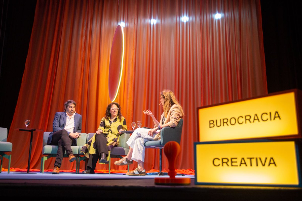 Conversatorio de innovación pública desde el arte y la tecnología para pensar cómo transformar la cultura organizacional.