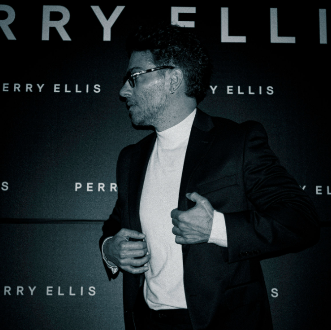 ItmagazineMex's tweet photo. La firma estadounidense #PerryEllis presenta su nueva campaña Fall 2025 una oda a la sofisticación contemporánea bajo el concepto “The Modern Art of Relaxed Luxury” donde la comodidad, la innovación textil y la estética moderna se unen para redefinir la elegancia casual masculina https://t.co/jWAUslKaqg