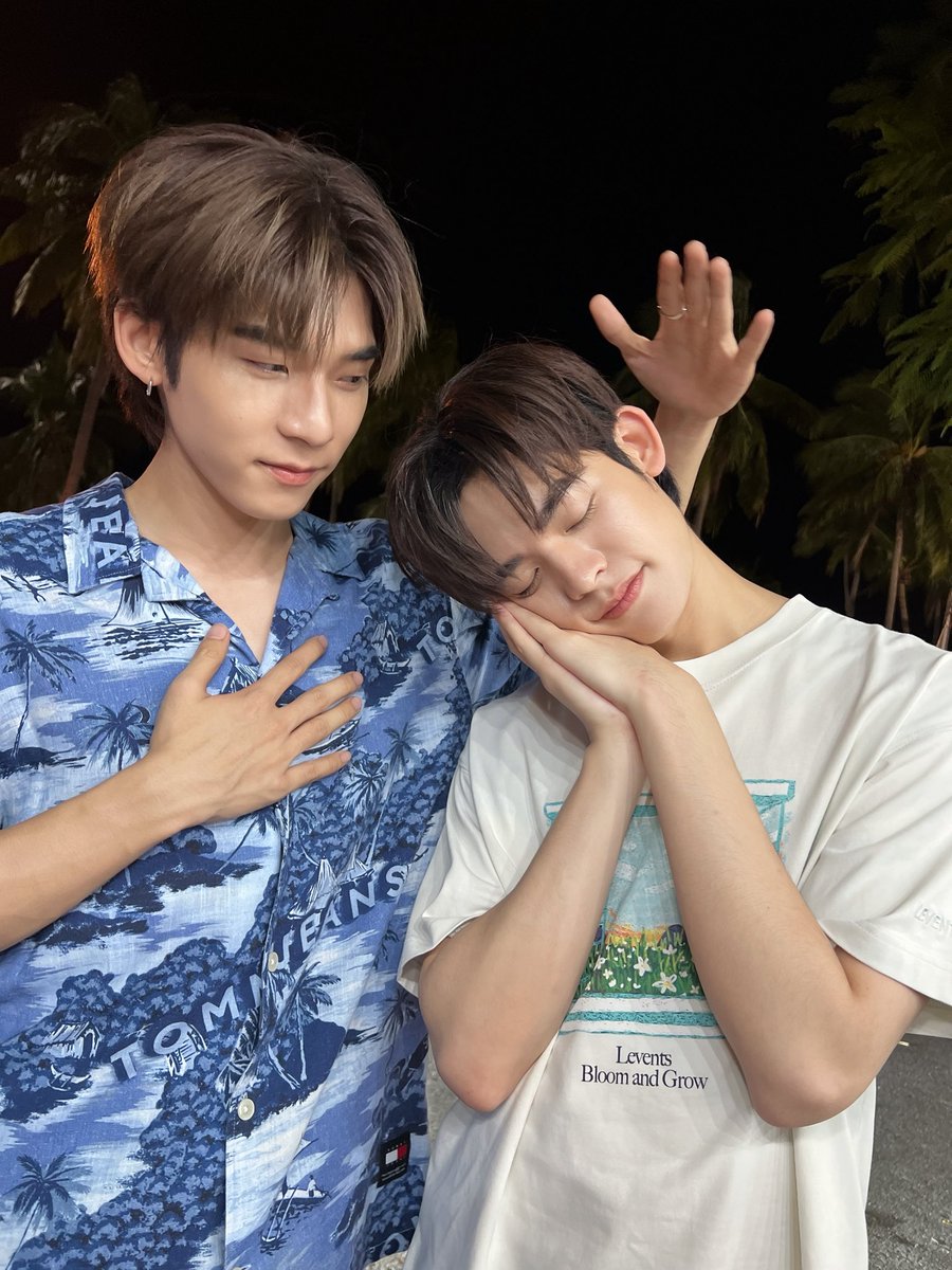 DuangWithYou's tweet image. ด้วงกับเธอ Duang With You Series 🎸🎧

Q24 เลิกกองงง ~ 💕 ดูเหมือนคืนนี้จะมีคนนอนหลับฝันดีที่สุดในโลกแล้วนะคะ ☺️ ส่วนระบบบลูทูธกำลังจะปิดแล้วหรือไม่… โปรดรอรับชมตอนต่อไป 🫣👀✨

Duang With You Q24
#ด้วงQ24แล้วนะเธอ