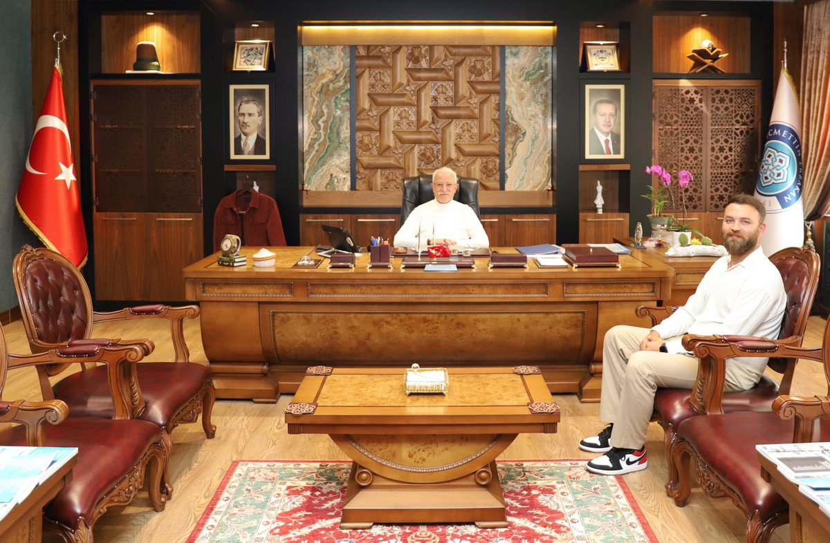 TRT Uluslararası Belgesel Ödülleri'nde ikinci 🥈 olarak önemli bir başarıya imza atan Üniversitemiz Öğr. Gör. Dr. Mehmet Ali Sevimli, Rektörümüz Prof. Dr. <a href="/CemZorlu/">Prof. Dr. Cem Zorlu</a>'yu makamında ziyaret etti.