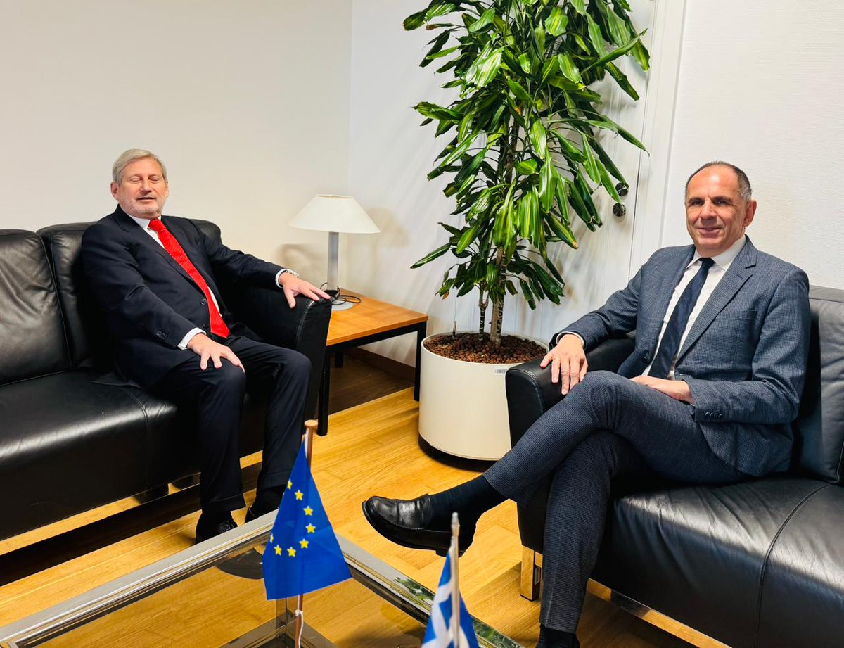 📍Brussels 
FM George Gerapetritis met w/ #EU Special Envoy for #Cyprus Johannes Hahn, on the sidelines of the #EU #FAC mtg. Discussion focused on #Cyprus issue in view of an informal meeting in a broader format in the near future.