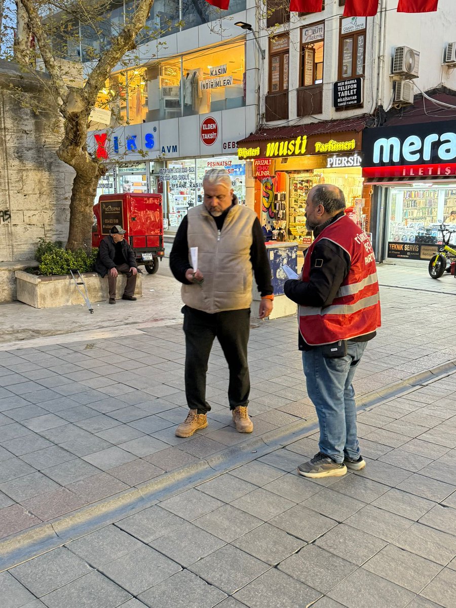 20 Kasım Dünya Çocuk Hakları Günü’nde Gebze Kent Meydanı’nda her çocuk için en az bir öğün ücretsiz, sağlıklı okul yemeği hakkı için imza standımızı açtık.

Okullarda tüm çocuklara sağlıklı ve ücretsiz bir öğün yemek sunmak için bütçeden ayrılması gereken pay sadece %1,5!