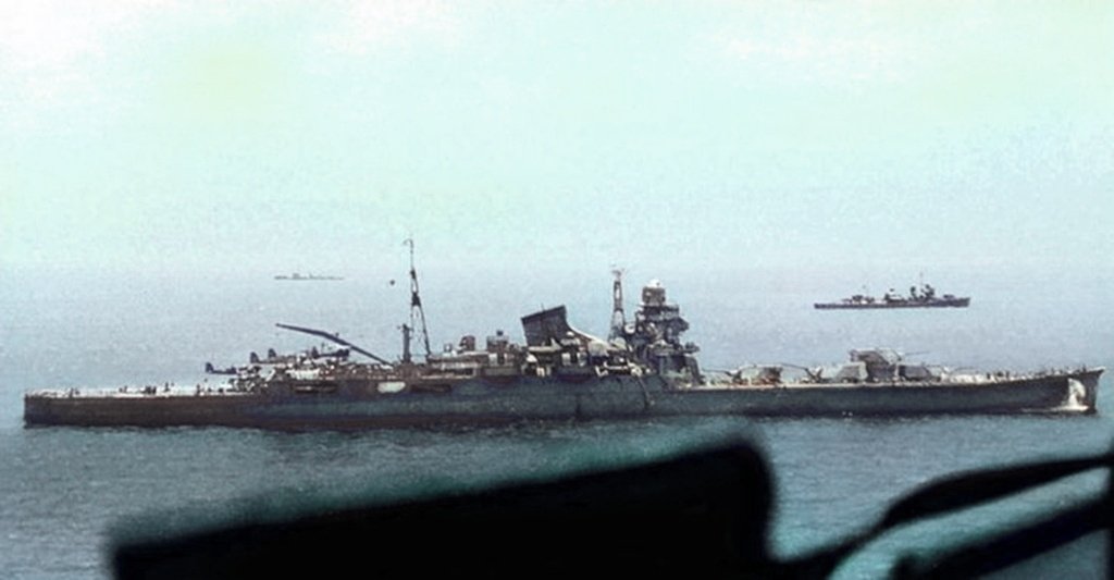 ＃日本海軍
本日は重巡洋艦利根の進水日です!
1937年11月21日長崎にて進水、
主砲を前方に集中配置し後部に水偵を六機搭載可能でした、太平洋戦争では主にミッドウェー海戦、マリアナ沖海戦、レイテ沖海戦に参加、最後は呉軍港にて浮き砲台となり空襲により大破着底、戦後解体されました