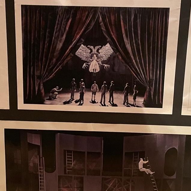 Bühnenbild mit dem imperialistischen Doppeladler - in München 😭