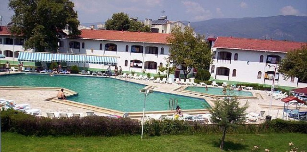 ideomedya's tweet photo. TCDD'nin Akçay'daki tesisi 742 milyona satıldı

BirGün'den Berkay Sağol’un haberine göre, TCDD çalışanlarının 60 yıllık dayanışma ve dinlenme merkezi, Özelleştirme İdaresi Başkanlığı tarafından satıldı. Balıkesir Akçay’da sahile yürüme mesafesinde bulunan tesis, demiryolu emekçilerinin tüm itirazlarına rağmen 741 milyon 640 bin TL bedelle elden çıkarıldı.

Yaklaşık 15 bin metrekare büyüklüğündeki Akçay Eğitim ve Dinlenme Tesisi, içerisinde yüzme havuzu, idari binalar ve koruma altındaki 12 adet çınar ağacını barındırıyordu. Önceki dönem BTS Genel Sekreteri İsmail Özdemir, sendika olarak açtıkları davaların reddedildiğini açıkladı. Özdemir, tesisin kışın çalışanlara eğitim verilen, yazın ise düşük maliyetle ailelerin tatil yaptığı önemli bir sosyal alan olduğunu söyledi.