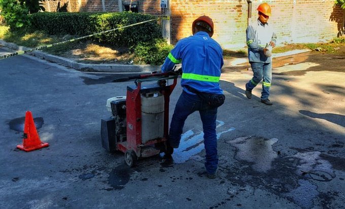 ElHilosv's tweet photo. #País | @ANDASV atiende este jueves un derrame de agua potable en la calle El Rosal, colonia Palos Grandes en Lourdes Colón. https://t.co/bWtaWJZN6V