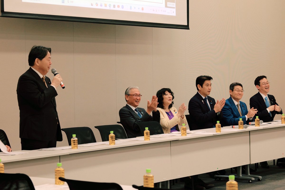 KenAkamatsu's tweet image. 本日は16時半から「超党派MANGA議連（マンガ・アニメ・ゲームに関する議員連盟）」の総会。今回のテーマは日本の誇る「キャラクタービジネス」で、㈱サンリオ（ハローキティ）とやなせスタジオ＆フレーベル館（アンパンマン）に講演して頂きました。何と片山財務大臣・林総務大臣・松本文科大臣まで来…