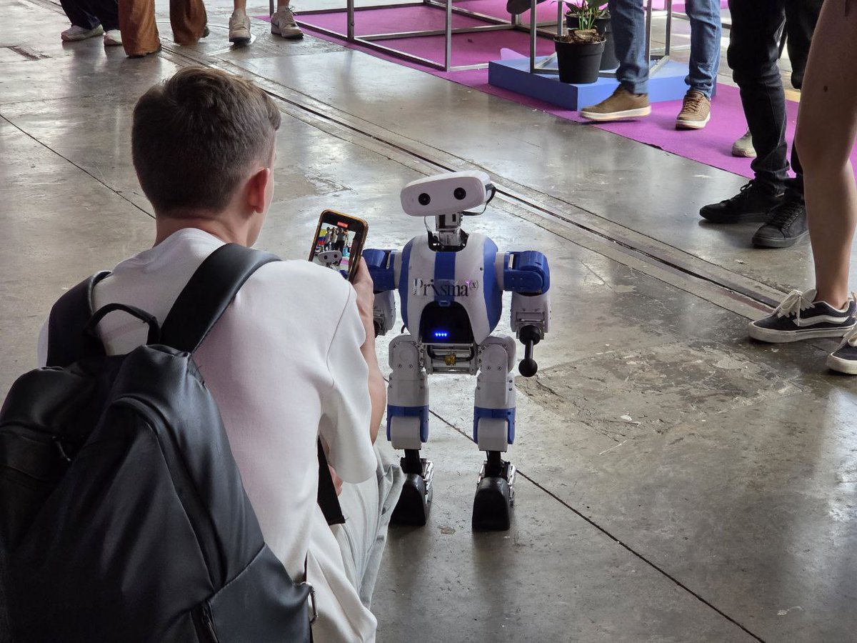 RoboCon_AI's tweet image. If you saw crowds taking pics of a tiny blue robot at @EFDevcon... that was Franklin.

He&apos;ll be at @AgenticZero and the main event today. Come say hi 👋 You can also meet him and his friends at every Robo Con, brought to you by @PrismaXai 👀